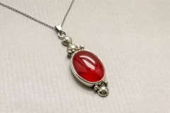 15 hanger met rode cabochon