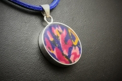 Zilveren hanger met stof blauw roze geel  en epoxy