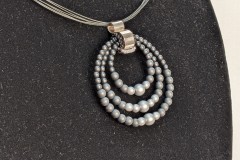 Collier met drie kralen cirkels in zilveren hangoog