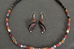 Collier met oorhangers spiraal zwart rood brons zilver en wit