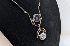 Collier van onyx kralen met  zilveren hanger (zwarte glassteen,  zwart grijze cabochon )