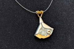 Hanger met leisteen zilver en messing (voorkant)