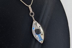 Hanger zilver serie Schild/ beenderen en blauw koud-emaille voorkant