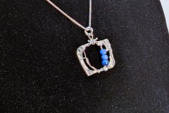 Zilveren hanger met 3 blauwe glaskralen