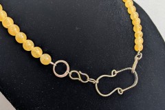 Collier met gele calciet en zilveren voorsluiting