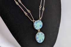 Zilveren collier met klei elementen "Pannenkoek"