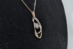 Hanger zilver met ovalen , bol met blauw-zwart koud emaille