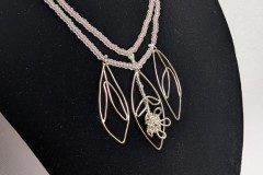 Dubbel collier met zilveren blaadjes en bloem