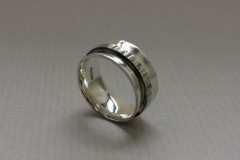 Spinner ring zilver met hamerslag en oxidatie