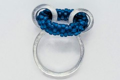 Aluminium ring met blauwe glaskralencirkel