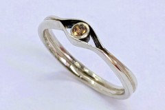 Zilveren ring met taupekleurige zirconia