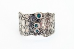 Ring  zilver met haakwerk en 3 blauwe glaskralen