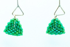 Oorhangers zilver met groene kralendriehoek vrij