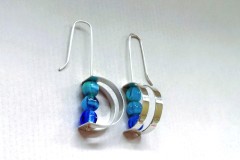 Oorhangers zilver halve cirkel met blauw-groene glaskralen