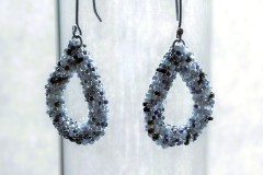Oorhangers teardrop met grijze glaskralen mix