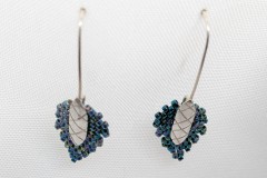 Oorhangers zilver met metallic groene kralenblaadjes