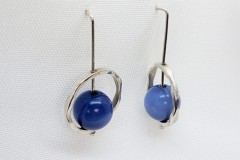 Oorhangers zilver met golvende cirkel en blauwe kraal