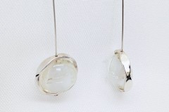 Oorhangers zilver met kruislings bewerkte cirkel en witte kraal