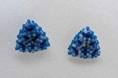 Oorstekers zilver kralendriehoek blauw mix  (groot)