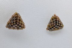 Oorstekers zilver kralendriehoek metallic brons