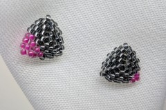 Oorstekers zilver kralendriehoek donkergrijs-neonroze