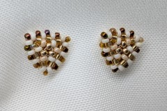 Oorstekers zilver kralendriehoek goud