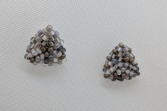Oorstekers zilver grijs brons kralendriehoek