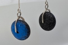 Oorhangers zilver hoefijzer met blauw geëmailleerde lavakraal