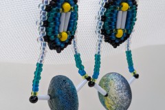 Oorstekers zilver met geëmailleerde lavakraal en blauw-zwart-groen-geel-witte kraaltjes