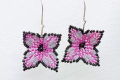 Oorhangers zilver met lila-roze-zwarte kralen bloemen