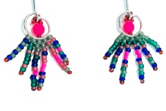Oorhanger zilver appel met franje felroze en blauw groen