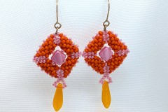 Oorhangers zilvermet oranje-roze kralenvierkanten en dagger-bead