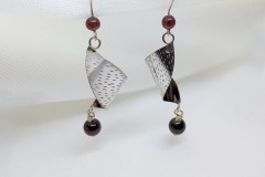 Oorhangers zilver swirl met aubergine kleur kralen