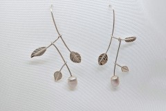 Oorhangers zilver blaadjes en witte zoetwater parel