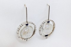 Oorhangers zilver met bewerkte cirkel en witte kraal/blauwe kraaltjes
